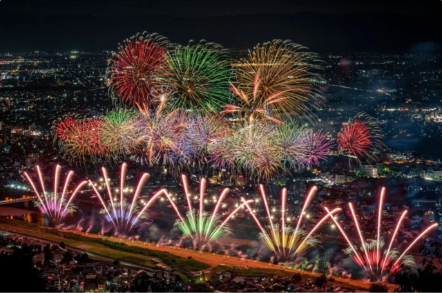 岐阜長良川花火大會 | 2025日本花火大會 | 長良川河畔，長良橋下流至金華橋上流