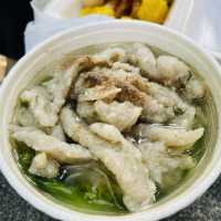 渣哥1996港式人氣懷舊街頭小食店！腸粉魚蛋燒賣魚肉湯好味！