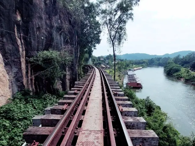 เดินไปลุ้นไป โค้งทางรถไฟเลียบหน้าผา-ถ้ำกระแซ 