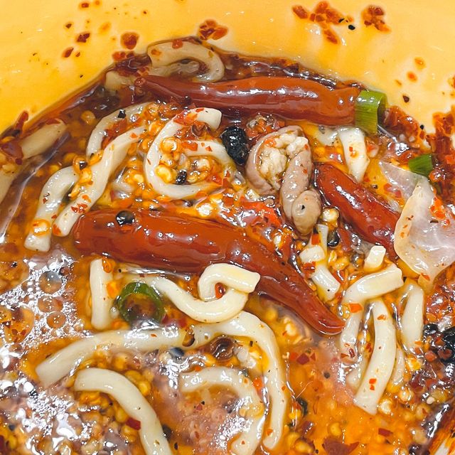 姐夫重慶麵館~新店重口味重慶香辣風味麵食｜牛肉麵肉大軟嫩｜肥腸麵香辣入味