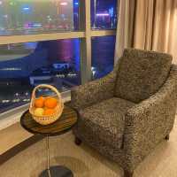 只需半島酒店1/4價錢 升級至海景套房 飽覽整個維港景色