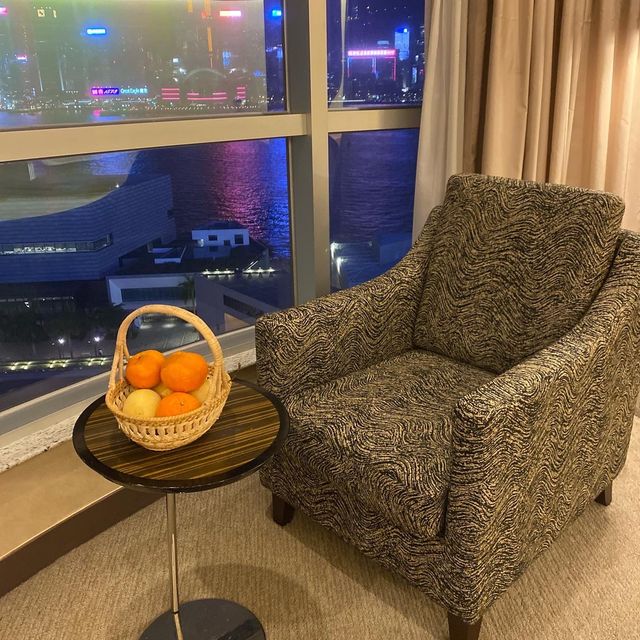 只需半島酒店1/4價錢 升級至海景套房 飽覽整個維港景色
