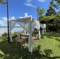 ร้านอาหาร และ โรงแรม The Riviera Champasak