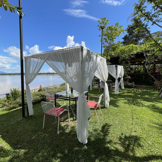 ร้านอาหาร และ โรงแรม The Riviera Champasak