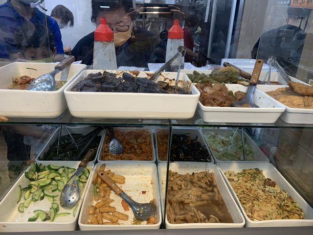 頂溪大塊雞肉絲、小菜塞滿滿便當🍱- 曉紅蔥