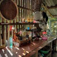บ้านธารริมผา บ้านพักริมลำธารกลางป่าใหญ่