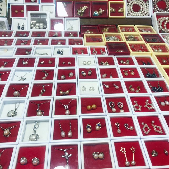 สัมผัสกับความสวยงามของธรรมชาติ และหมู่บ้านกลางทะเล