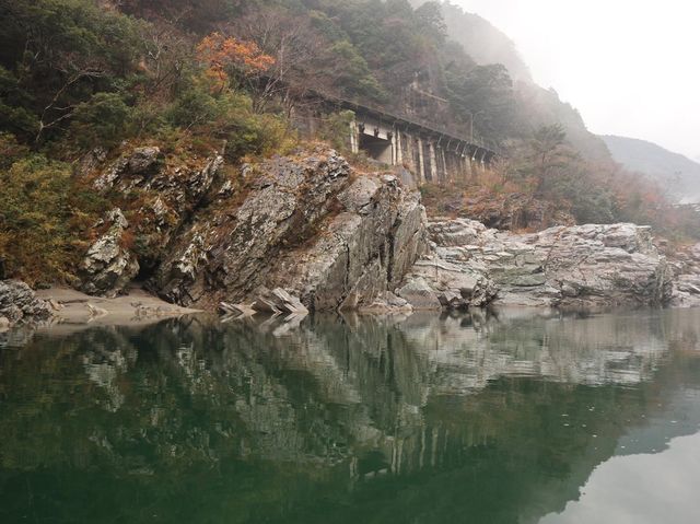 坐在小型遊船上穿越大小步危峽谷