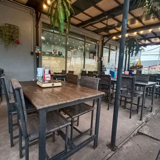 ร้านone more shabu @หน้าบ้านเอื้อกบินทร์