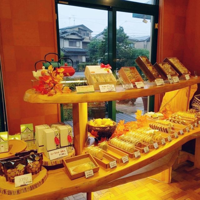 ほうじ茶でほっと一息　菓子工房KAMANARIYA 京都・宇治本店