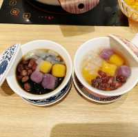 很多食物種類嘅山見台式火鍋
