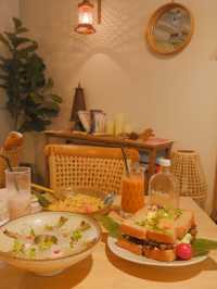 白色渡假風Cafe，推介超濃郁冬陰公意粉 