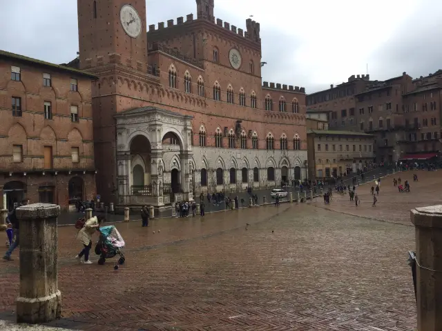 Rainy day shipping and eating in Siena 