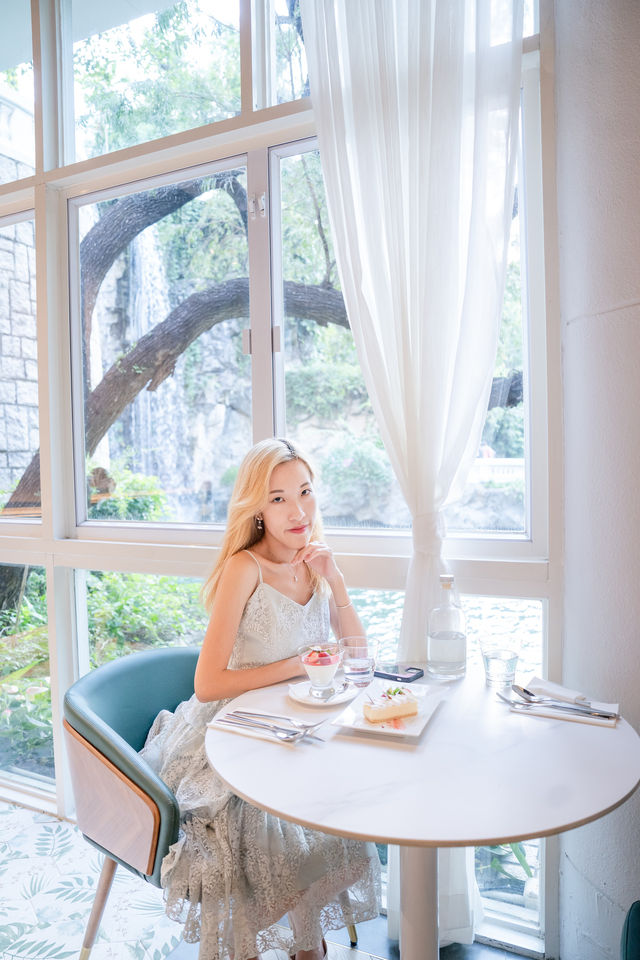  📍湖畔玻璃Cafe-香港公園瀑布池景