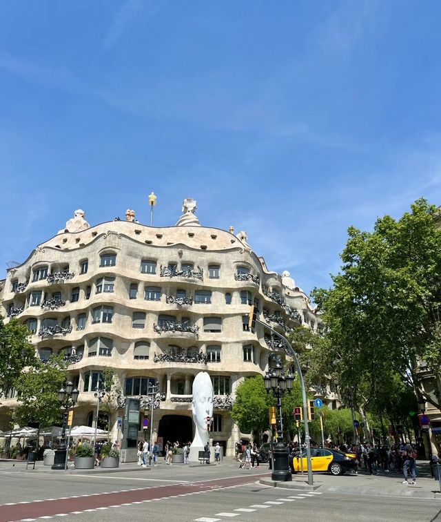 Passing through Barcelona, sharing the street scenery of Barcelona | Spain.