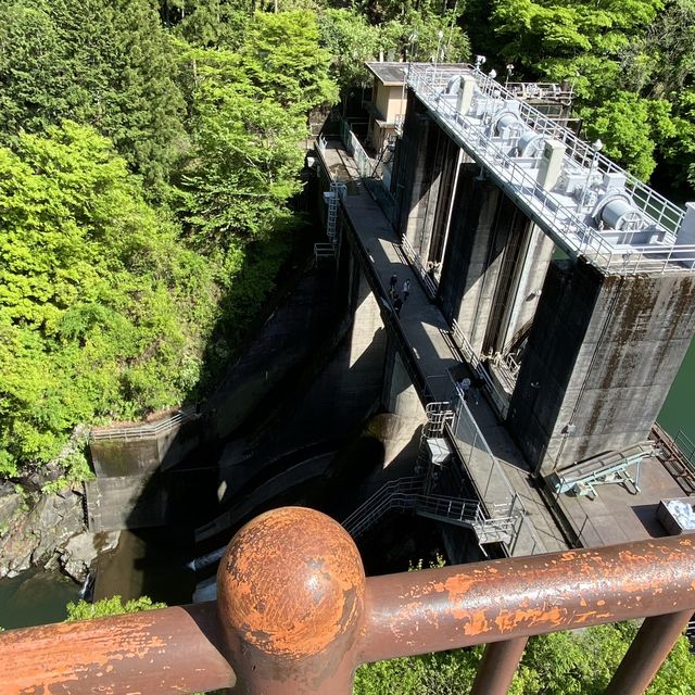 迫力満点の白丸調整池ダム