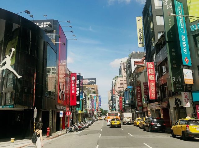 เดินเที่ยวย่าน Ximen and The Red House 