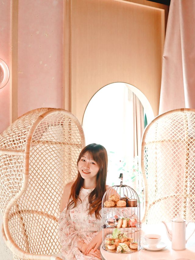 全海景粉紅 igable 餐廳  同閨蜜去High Tea ❤️當然要搵一間打卡able!  海港城Lady Nara 就係唔錯嘅選擇！ 休閒嘅粉紅色風格，泰式餐廳有度假風嘅感覺。 Afternoon