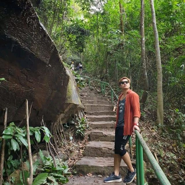 น้ำตกห้วยหลวง สวยงามอลังการ ใหญ่สุดในอีสานใต้