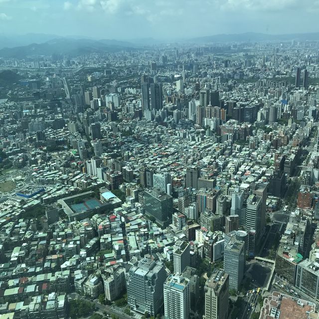 從高處遠眺台北迷你房屋，尋找藏身台北的秘密-101眺望台