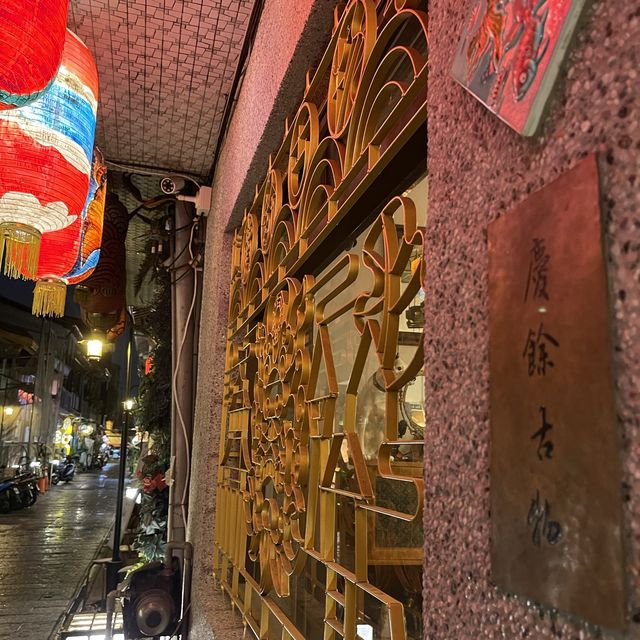 細雨紛飛的夜色神農街！