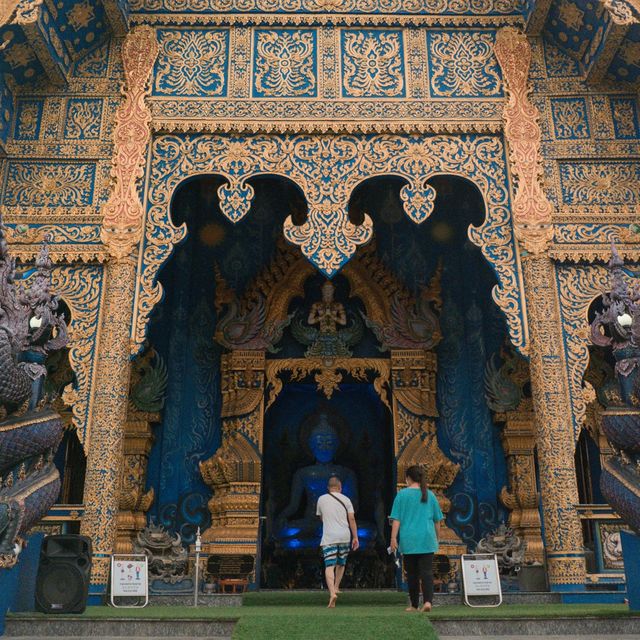 Shades of Blue: Wat Rong Suea Ten