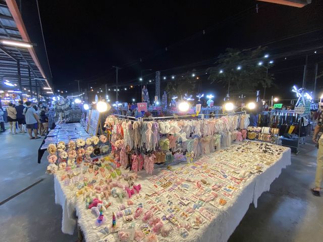 ตลาดนกฮูก เลี่ยงเมืองนนท์ เดินช๊อปปิ้งสุดชิว 