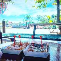 สีดำนมสด คาเฟ่และร้านอาหาร ริมแม่น้ำปราจีน