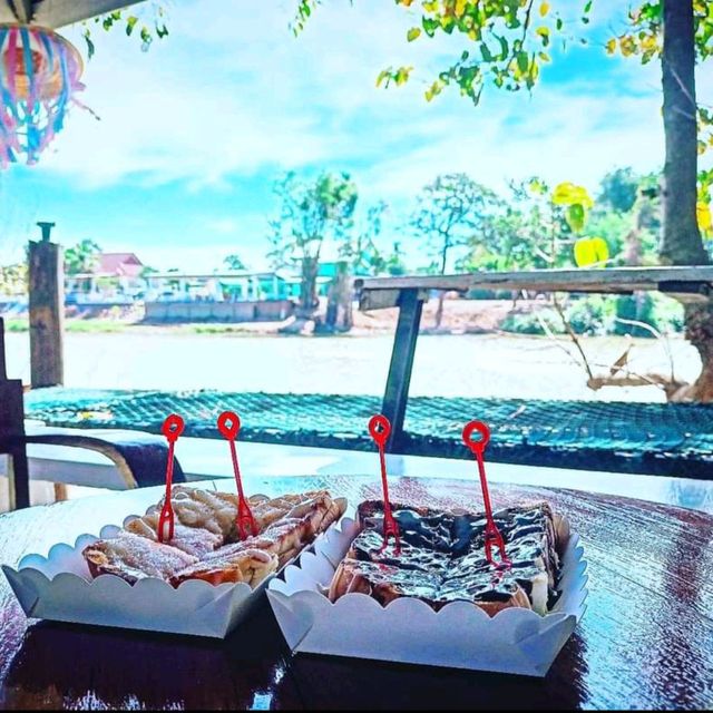 สีดำนมสด คาเฟ่และร้านอาหาร ริมแม่น้ำปราจีน