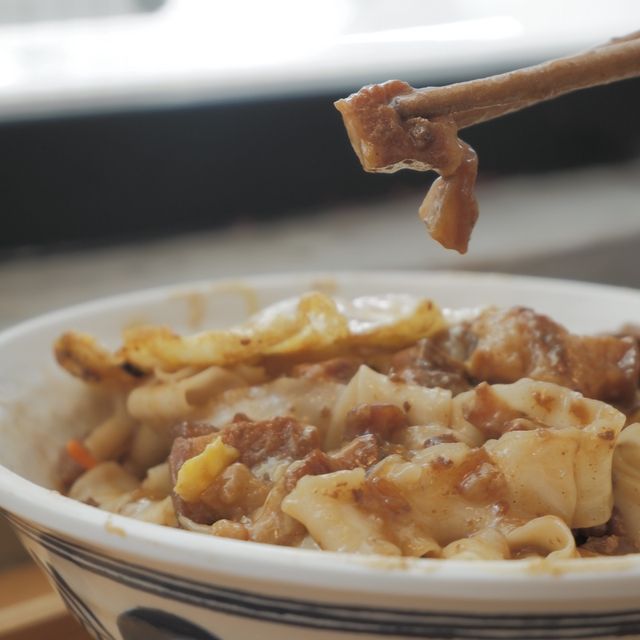 橫巷的台灣小店，魯肉很出色  
