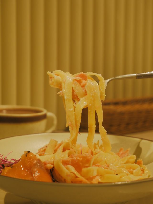 深木🪵系Cafe，三文魚意粉超足料 