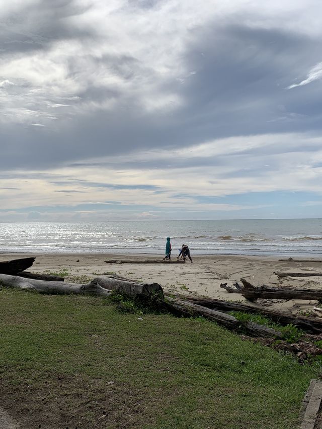 Another beach in Miri to hang out!