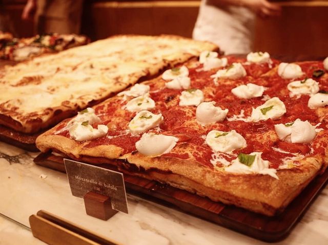 【ミラノ】美しすぎるスターバックス‼︎ピザが食べられるスタバはさすがイタリア🇮🇹