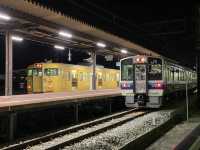 駅舎の壁面塗装はアート作品『JR宇野駅』