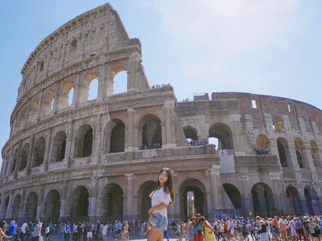로마의 상징적인 거대한 원형 경기장인 콜로세움👍