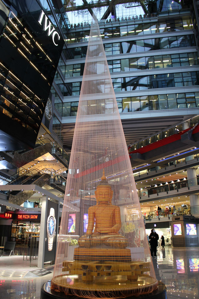 Enjoy shopping and art 