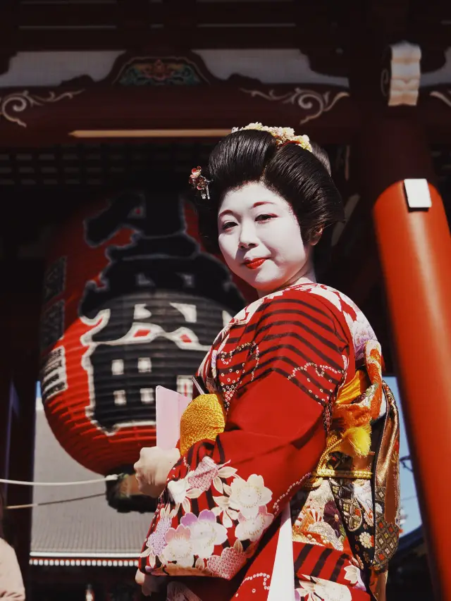 Tokyo Travel | Strolling in Asakusa with Geisha
