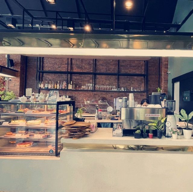 Toplofty Café  คาเฟ่สไตล์​โมเดิร์นลอฟท์