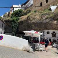 Setenil de las Bodegas สร้างบ้านใต้หินในสเปน