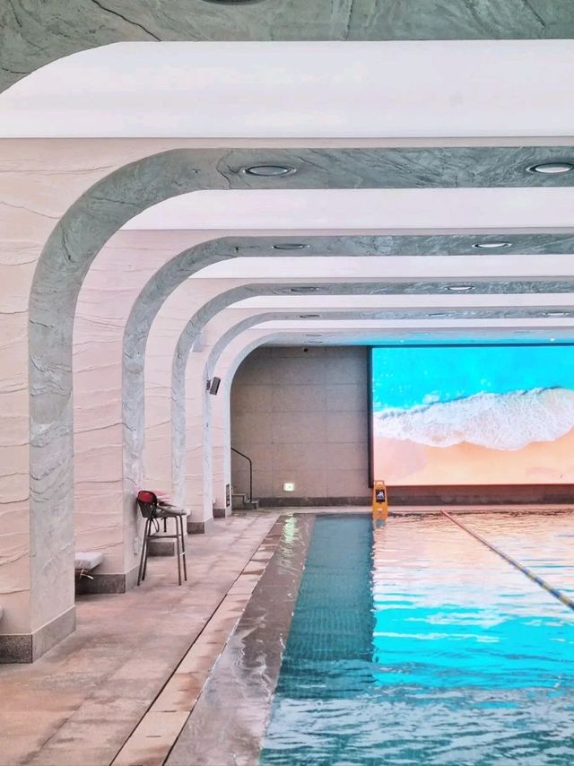 핫한 실내수영장에서 호캉스 즐기기