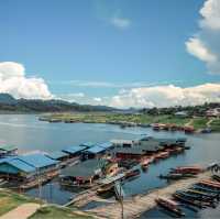 สะพานมอญ ใส่บาตรเช้า ชมเสน่ห์วิถีชีวิตชาวมอญ