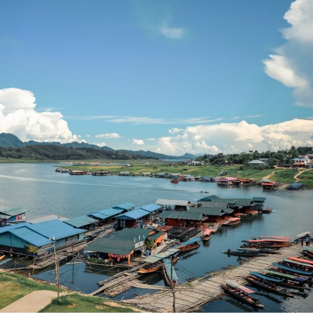 สะพานมอญ ใส่บาตรเช้า ชมเสน่ห์วิถีชีวิตชาวมอญ