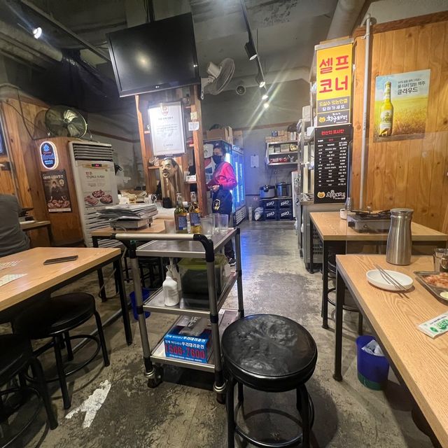 🇰🇷韓国ソウル /地下鉄２号線ライン グイ駅💚絶品🥇サムギョプサルのお店 황금돼지🐷