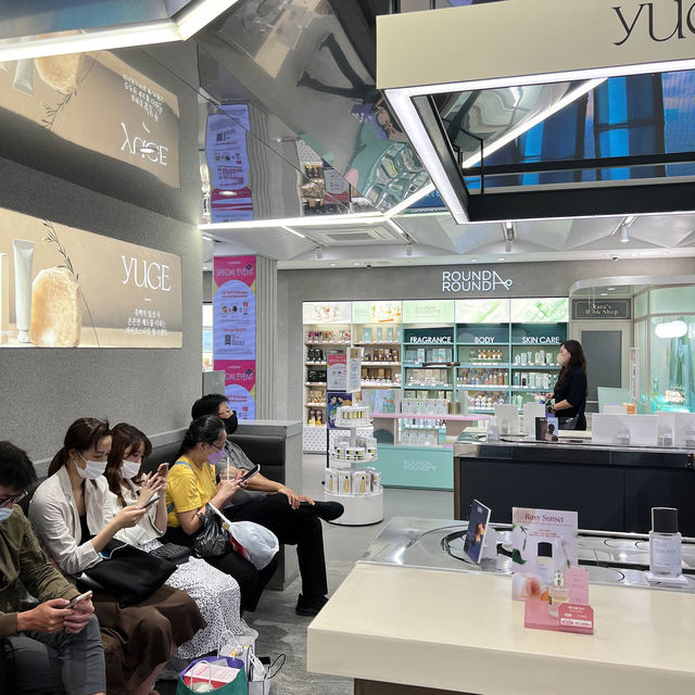 🇰🇷 Olive Young sitting area