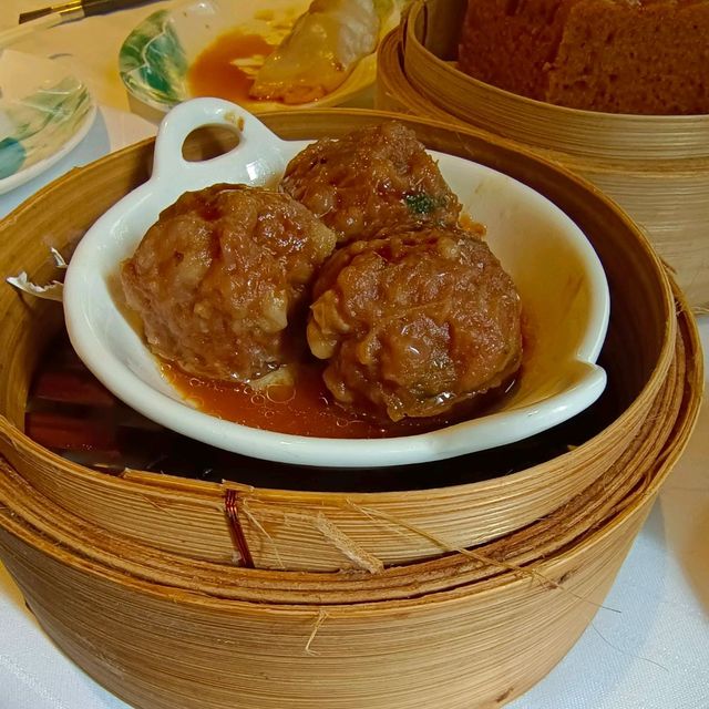 傳統粵式點心，買少見少，美味醒晨，喝粵式飲茶！香芋鴨腳扎，鮑魚汁鮮竹卷，油鴨雙腸飯！