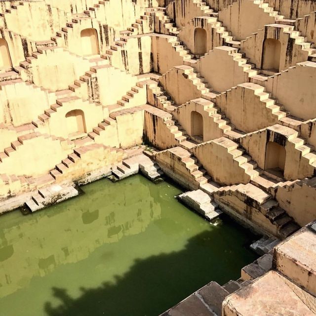 Panna Meena ka kund บ่อเก็บน้ำโบราณ