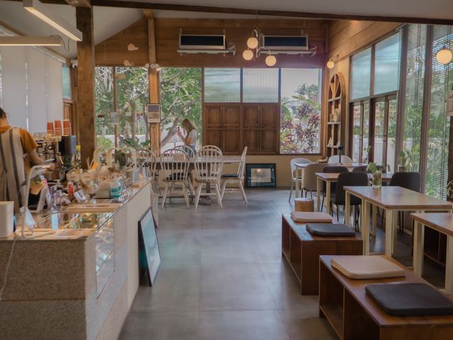 คาเฟ่บ้านไม้ cozy ที่ผสมผสานความล้านนาได้อย่างลงตั