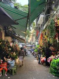 The flower market street in Hanoi🇻🇳📍