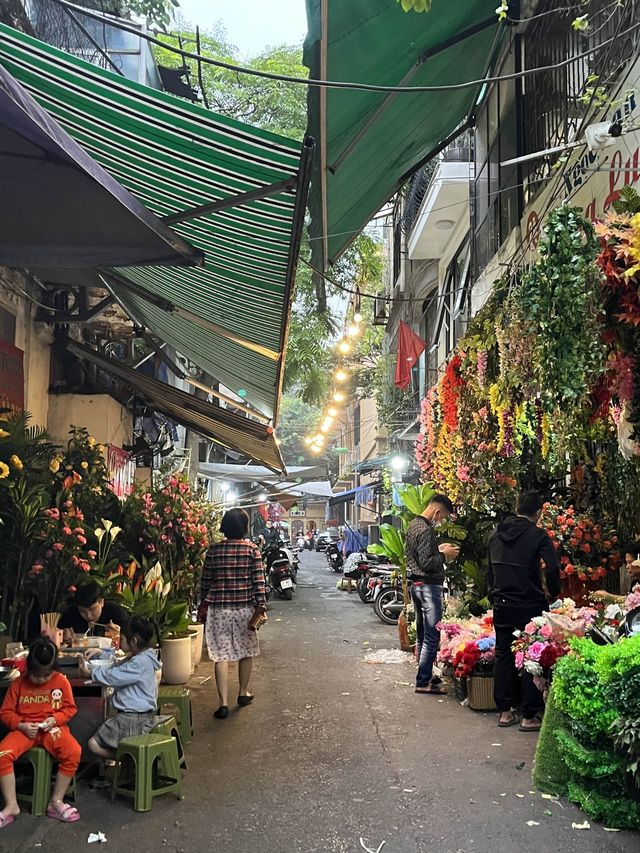 The flower market street in Hanoi🇻🇳📍
