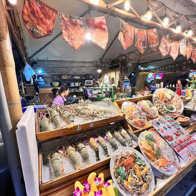 ตลาดของกินอร่อยเพรียบบนักท่องเที่ยวเยอะ😍